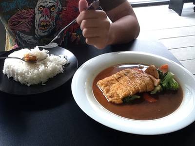 ไก่ทอริยากิเสิร์ฟพร้อมข้าวสวยร้อนๆ สำหรับลูกชาย ที่ ร้านอาหาร Puritan