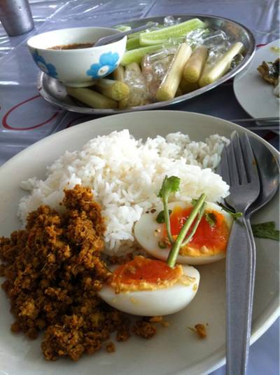 ราดข้าว : คั่วกลิ้ง ไข่ต้ม อร่อยมาก ที่ ร้านอาหาร คุณยาย ข้าวแกงปักษ์ใต้ ภูเก็ต