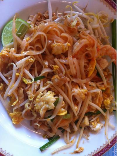 ผัดไท ที่ ร้านอาหาร ถูกและดี Foodland เอกมัย
