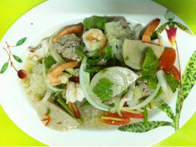 ยำรวมมิตร ที่ ร้านอาหาร The Boo ยำรวมมิตร ที่ ร้านอาหาร The Boo