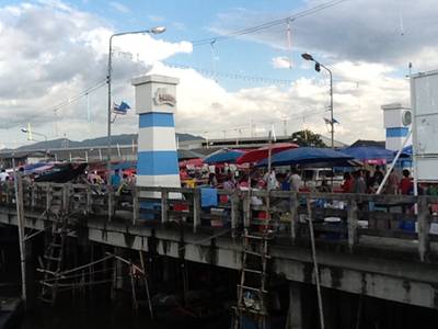 กำลังคึกคัก ที่ ร้านอาหาร ตลาดประมงท่าเรือพลี