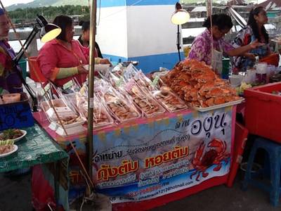 ปูนึ่งสดๆราคาไม่แตกต่างจากด้านใน ที่ ร้านอาหาร ตลาดประมงท่าเรือพลี