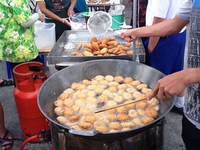 ทอดมันกุ้งชิ้น 5 บาท  ทอดร้อนๆ มีให้ชิมฟรีก่อนซื้อ ที่ ร้านอาหาร ตลาดประมงท่าเรือพลี