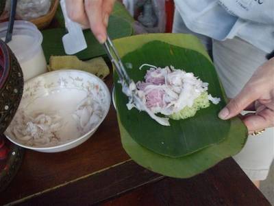 โรยหน้าด้วยมะพร้าวอ่อน ก่อนโรยงาขาวคั่ว ที่ ร้านอาหาร ขนมบ้านคุณยาย อ่างศิลา 133 ปี