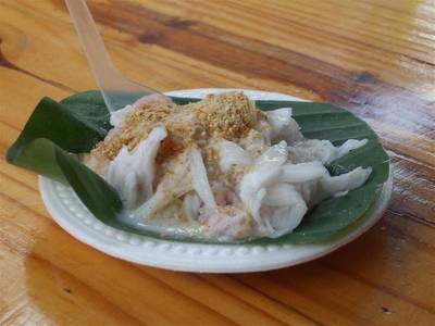 กลัวอ้วนก็ลดกะทิกะน้ำตาลลงซะหน่อย/ที่ละ 20 บาท  ที่ ร้านอาหาร ขนมบ้านคุณยาย อ่างศิลา 133 ปี