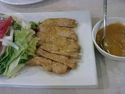 สลัดหมูสัน (แนะนำสั่งสลัดเนื้อสันดีกว่า) ที่ ร้านอาหาร พงหลีภัตตาคาร