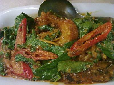 ปลากระพงทอดผัดพริกแกง ที่ ร้านอาหาร พงหลีภัตตาคาร