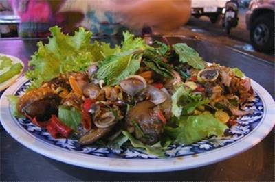ยำหอยแครงตัวใหญ่ ที่ ร้านอาหาร ราชาข้าวต้มผักบุ้งลอยฟ้า