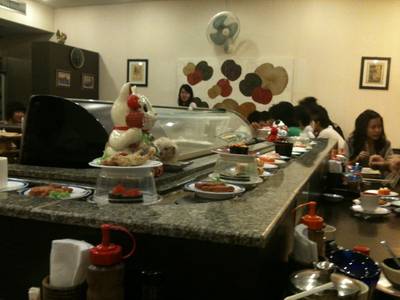 ซูชิไหลสายพาน ที่ ร้านอาหาร Kozo Sushi ธนิยะพลาซ่า