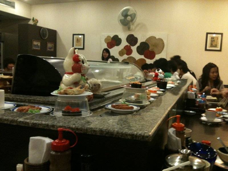 ซูชิไหลสายพาน ที่ ร้านอาหาร Kozo Sushi ธนิยะพลาซ่า