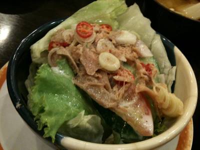 สลัดทูน่ารสจัดจ้าน ที่ ร้านอาหาร Kozo Sushi ธนิยะพลาซ่า