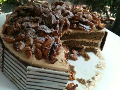 Coffee cake topped with caramel cashew nut ที่ ร้านอาหาร Maison Chin