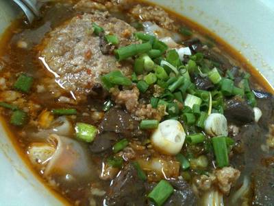 ขนมจีนน้ำเงี้ยว ที่ ร้านอาหาร น้ำเงี้ยวป้าสุข ร้านก๋วยเตี๋ยวสิบสองปันนา