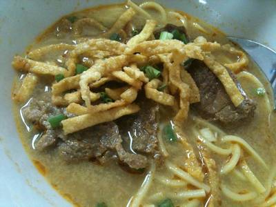 ข้าวซอยเนื้อ ที่ ร้านอาหาร น้ำเงี้ยวป้าสุข ร้านก๋วยเตี๋ยวสิบสองปันนา