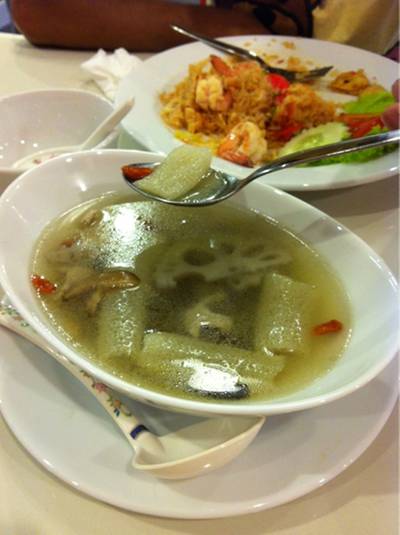 ซุปรากบัว มีเยื่อไผ่ เครื่องยาจีน และหมูค่ะ ซดคล่องคอดี ที่ ร้านอาหาร โหว เหม่ย์ Coffee & Food