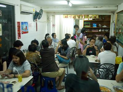 หัวค่ำวันเสาร์ ตอนหนึ่งทุ่ม คนแน่นมาก ที่ ร้านอาหาร เกี๊ยวจีน (ภัตตาคารซันมูน)