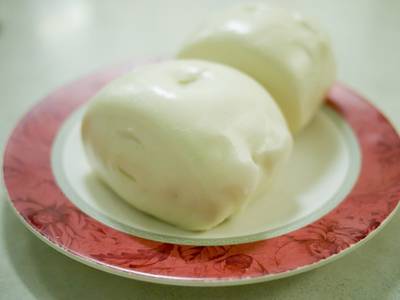 หมั่นโถวเหนียวหนึบกำลังดี (ก้อนละ 20 บาท) ที่ ร้านอาหาร เกี๊ยวจีน (ภัตตาคารซันมูน)