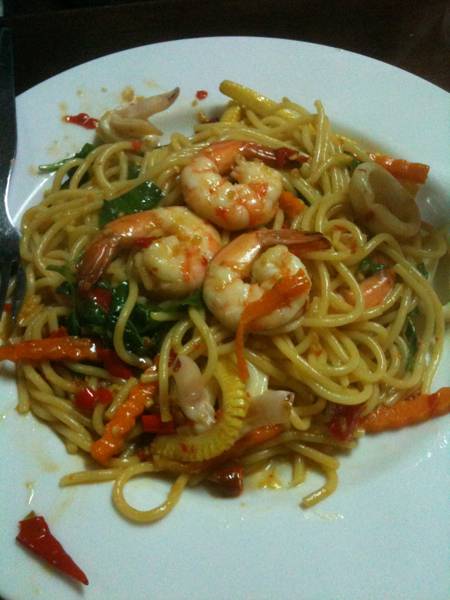 ที่นี่เค้าเน้นผัดเส้นสปาเกตตี้แบบแห้ง ๆ กินอร่อยไปอีกแบบ ที่ ร้านอาหาร ครัวจุฑามาศ