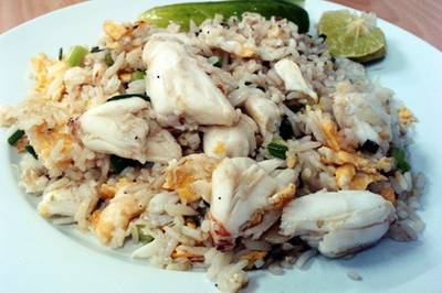 ข้าวผัดปูชิ้นใหญ่ๆ ที่ ร้านอาหาร สวนอาหารบ้านริมน้ำ & รีสอร์ท