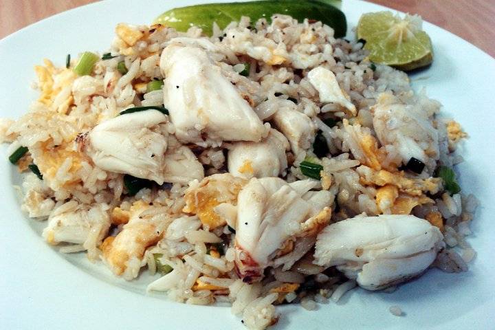 ข้าวผัดปูชิ้นใหญ่ๆ ที่ ร้านอาหาร สวนอาหารบ้านริมน้ำ & รีสอร์ท