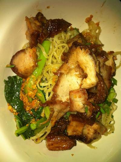 บะหมี่หมูแดงหมูกรอบ ที่ ร้านอาหาร สว่าง บะหมี่เกี๊ยวกุ้งก้ามปู