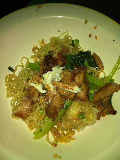บะหมี่เกี๊ยวหมูแดงปู ที่ ร้านอาหาร สว่าง บะหมี่เกี๊ยวกุ้งก้ามปู