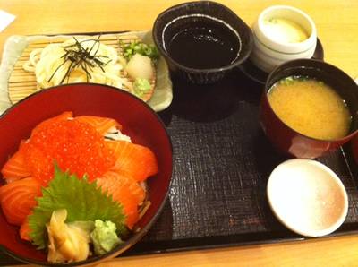 Set ข้าวหน้าปลาแซลมอนและไข่ปลาแซลมอน ที่ ร้านอาหาร Wasabi-An