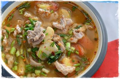 ต้มแซ่บกระดูกอ่อน ที่ ร้านอาหาร หมูตกครก