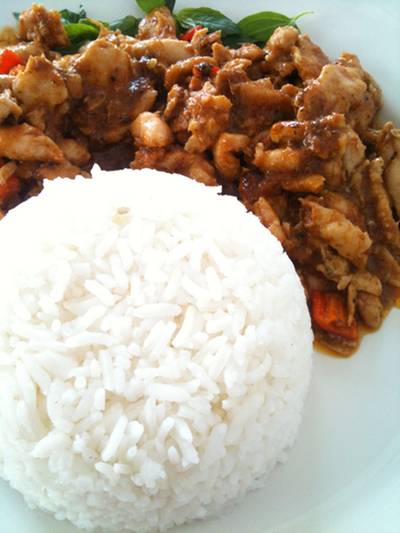 ข้าวราดพะแนงไก่ ที่ ร้านอาหาร ครัวจุฑามาศ ข้าวราดพะแนงไก่ ที่ ร้านอาหาร ครัวจุฑามาศ