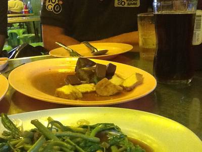 เลือดพัโล้ ที่ ร้านอาหาร ข้าวต้มนัดพบ