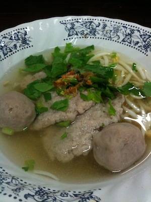 ก๋วยเตี๋ยวลูกชิ้น หมูเด้ง ที่ ร้านอาหาร ก๋วยเตี๋ยวหน้าไปรษณีย์