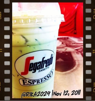 ชาเขียวเย็น. เริ่ดอยู่ค๊าฟ ^_* ที่ ร้านอาหาร Segafredo Zanetti Crystal Park