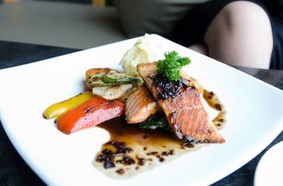 แซลมอนสเต็ก นุ่มกำลังดี ไม่สุกเกินไป ซอสก็อร่อยครับ ที่ ร้านอาหาร Niche Cafe' The Nine The Nine