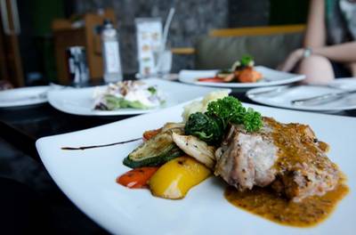 พอร์คช็อปซอสพริกไทยดำ นุ่มอร่อยกำลังดี ที่ ร้านอาหาร Niche Cafe' The Nine The Nine