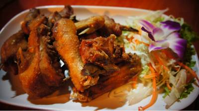 ไก่บ้านทอดเกลือ ที่ ร้านอาหาร ผาลาดตะวันรอน