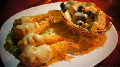 สลัดผลไม้กุ้งกระทง ที่ ร้านอาหาร ผาลาดตะวันรอน