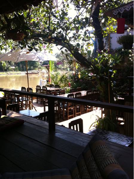 บรรยากาศริมน้ำปิงยามบ่าย ที่ ร้านอาหาร ก๋วยเตี๋ยวเรือปากแดง