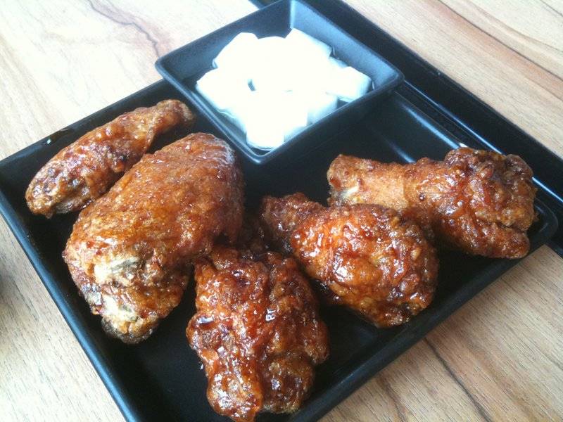 ไก่ทอด BonChon ที่ ร้านอาหาร BonChon Chicken ทองหล่อ 13