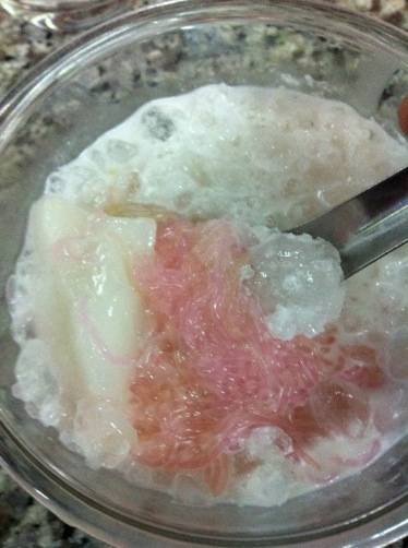 ทับทิมกรอบใส่มะพร้าวกะทิและสลิ่มแสนอร่อย ที่ ร้านอาหาร ร้านทับทิมกรอบเจ้อ้วน