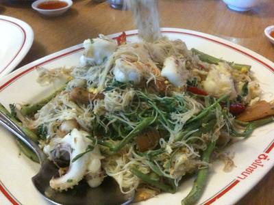 ผัดหมี่กระเฉด ที่ ร้านอาหาร ซ้ง โภชนา คลองสาน