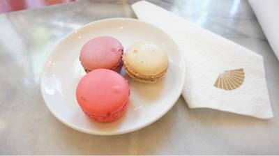 มาการูนคาราเมล ชิ้นละ 14บาท ที่ ร้านอาหาร Mandarin Oriental Dhara Dhevi Chiang Mai
