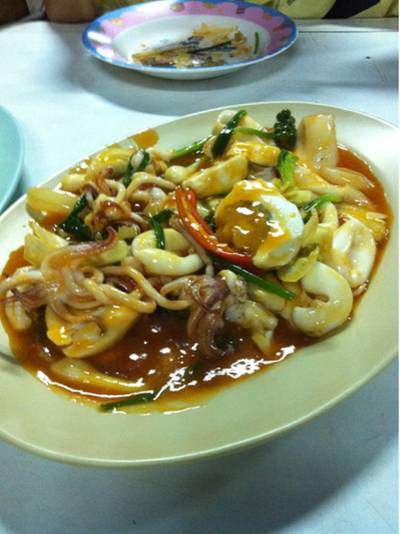 ปลาหมึก(ใหญ่ๆ)ผัดไข่เค็มค่ะ ที่ ร้านอาหาร ลุงรัน