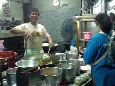 เฮียเล้ง  ที่ ร้านอาหาร ราดหน้า เฮียเล้ง 60 ปี