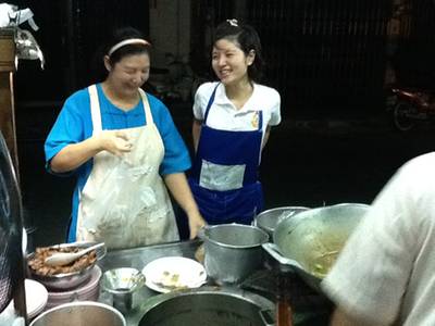 อาซ้อ ลักษณ์ กะลูกสาว ^_^ ที่ ร้านอาหาร ราดหน้า เฮียเล้ง 60 ปี