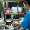 หมูผัดซีอิ๊วปรุงรสแยกไว้รอคลุกในกะทะอีกที ที่ ร้านอาหาร ราดหน้า เฮียเล้ง 60 ปี