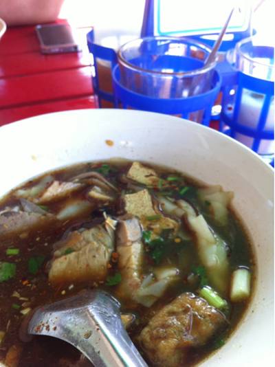 กลมกล่อม เข้มข้น ต้องลองก่อนข้ามไปเสม็ด ที่ ร้านอาหาร ก๊วยจั๊บ ต้มเลือดหมู