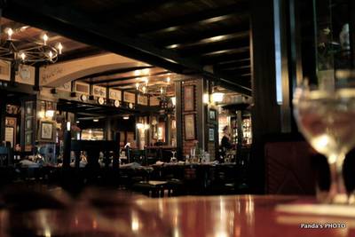 ร้านอาหาร Neil's Tavern Restaurant (Steak House) ร่วมฤดี