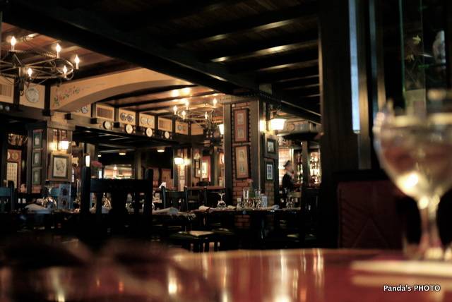 ร้านอาหาร Neil's Tavern Restaurant (Steak House) ร่วมฤดี