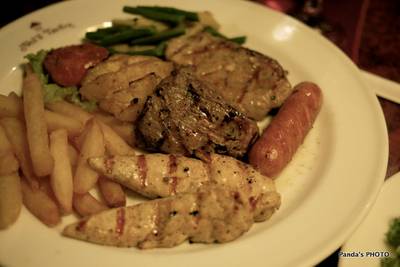 ร้านอาหาร Neil's Tavern Restaurant (Steak House) ร่วมฤดี