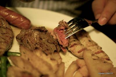 ร้านอาหาร Neil's Tavern Restaurant (Steak House) ร่วมฤดี
